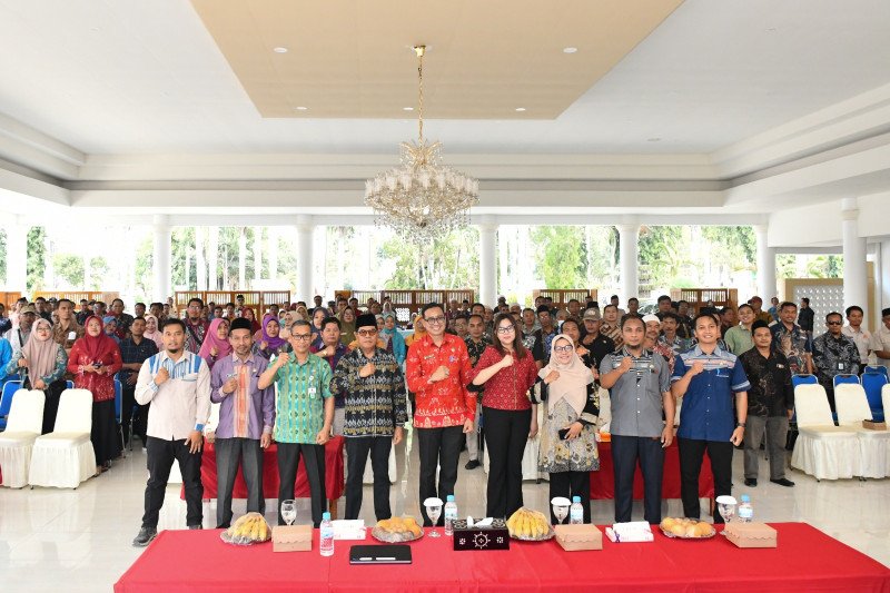 Foto Bersama Bupati Drs. H. Haerul Warisin, M.Si, Kadis H, L. Aries Fahrozi, S.Kep., Ners, M.Kep dengan Peserta Kegiatan Sarasehan Lintas Sektor & Tokoh Masyarakat Dalam Rangka Promosi Pelayanan Kesehatan Mata Serta Penanggulangan Gangguan Penglihatan, Kamis (27/8/2026) (PKP Lotim)